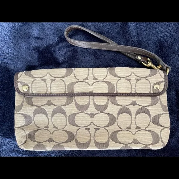 Coach wristlet - beige canvas, pink inside and brown leather detail - Picture 2 of 9